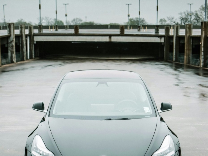 O caso de sucesso da Tesla na integração de tecnologias avançadas.